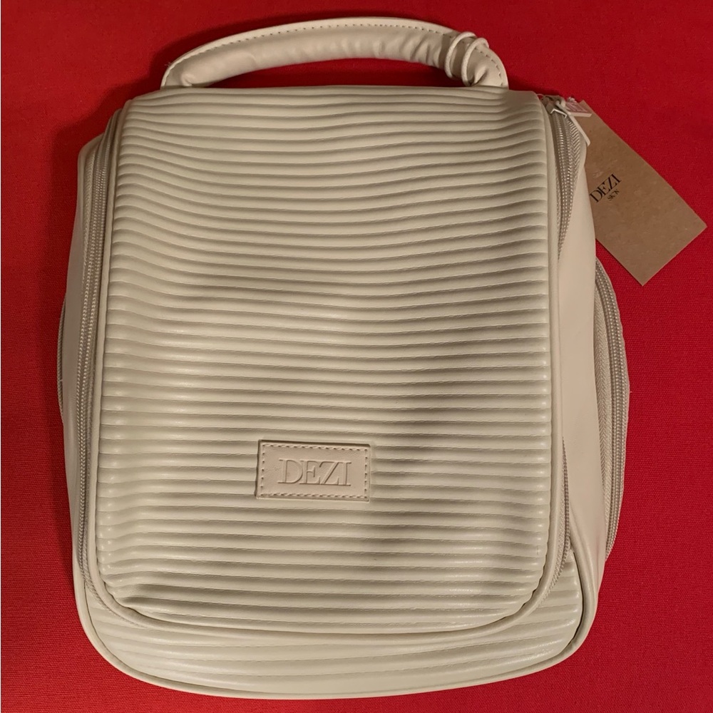Dezi Hanging Travel Bag NWT